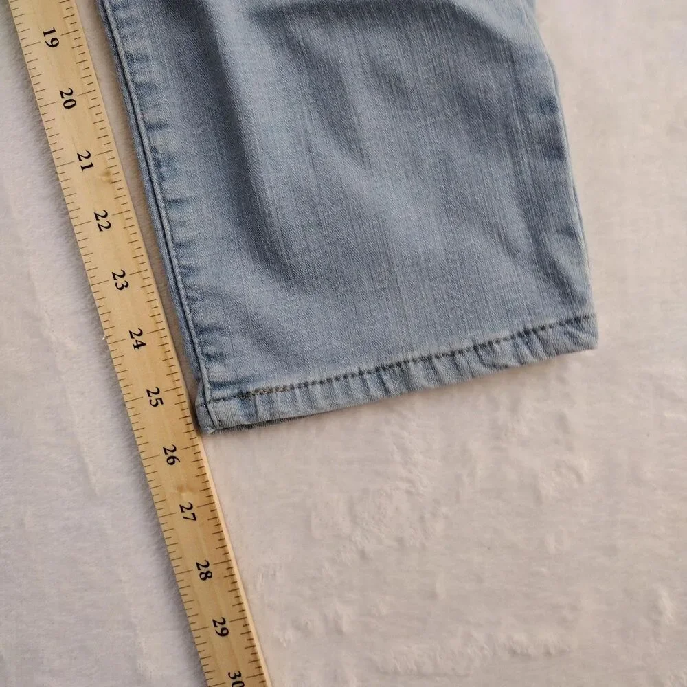 Levi Strauss Boyfriend Jeans Womens Size 32 Light Wash Denim Relaxed Fit Stretch